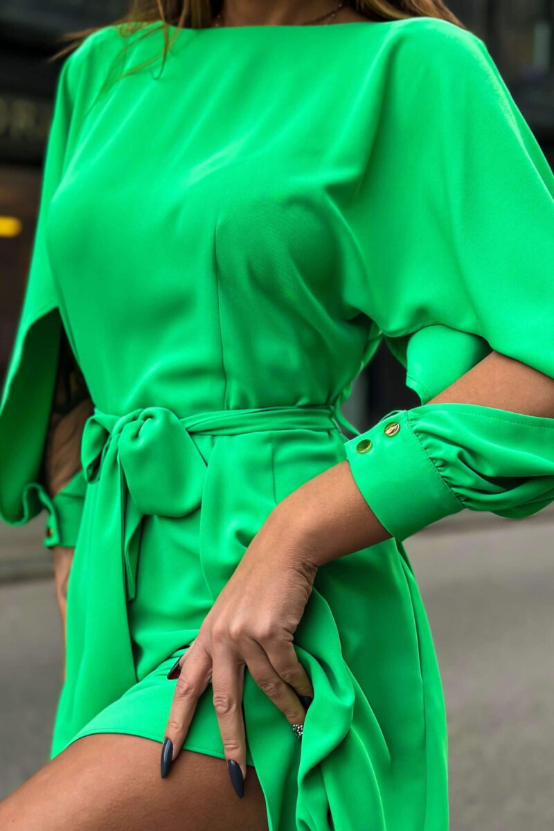 2229-GR Zielona sukienka z paskiem (17)